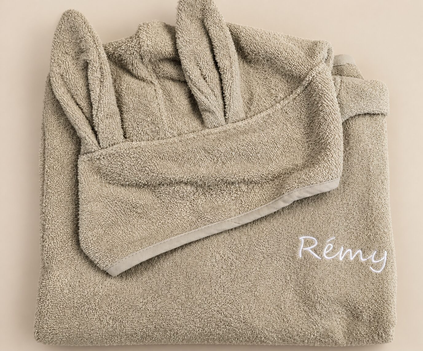 Opgevouwen knuffelbare handdoek met oortjes Opgevouwen knuffelbare handdoek met oortjes